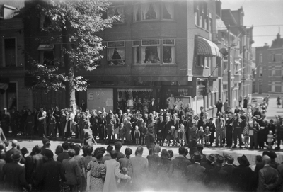 818832 Afbeelding van de Memorial D-Day Parade in de Biltstraat te Utrecht; op de achtergrond de Sweelinckstraat.